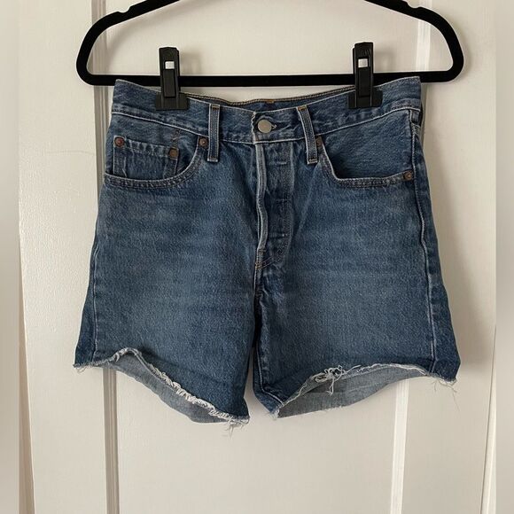 Levi's Premium Denim 501 High Rise Shorts Size 26 Raw Hem Medium Wash Button Fly - Picture 1 of 6